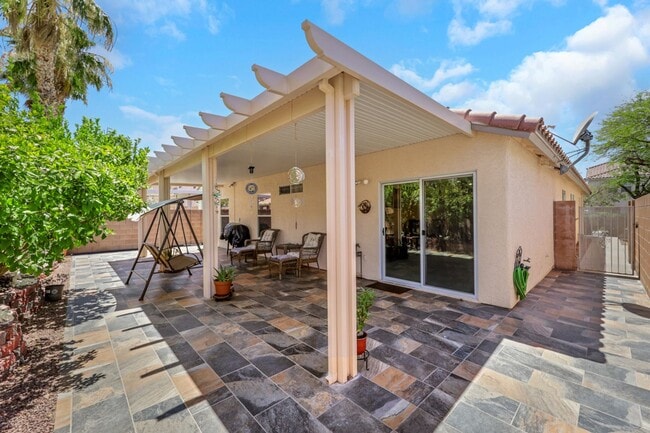 Foto del edificio - Southern Highlands 3 Bed 2 Bath Single-Story Home with Large Kitchen, Open Layout, Covered Patio