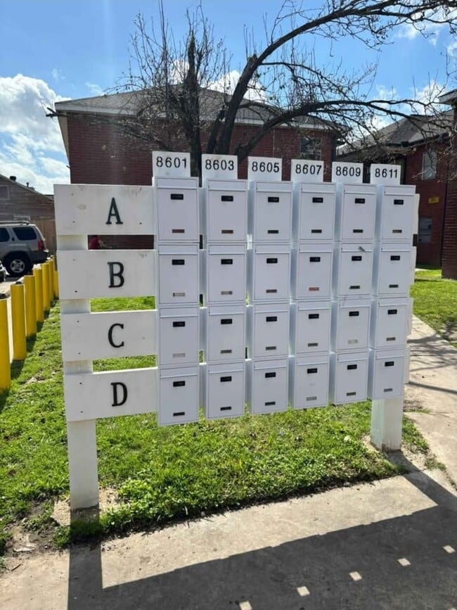 Foto del edificio - 8605 Meta St