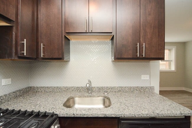 Building Photo - 447 W Surf St