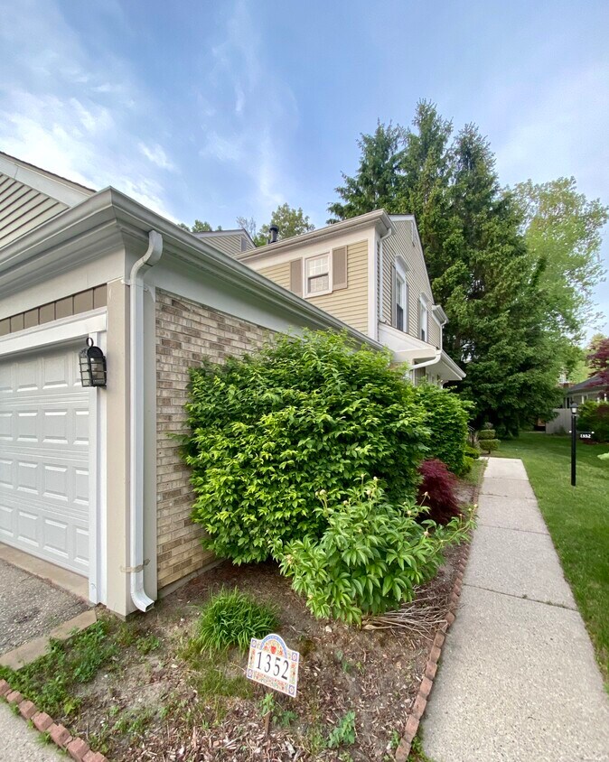 1352 Crescent Ln Unit 311, Rochester Hills, MI 48306 Condo for Rent