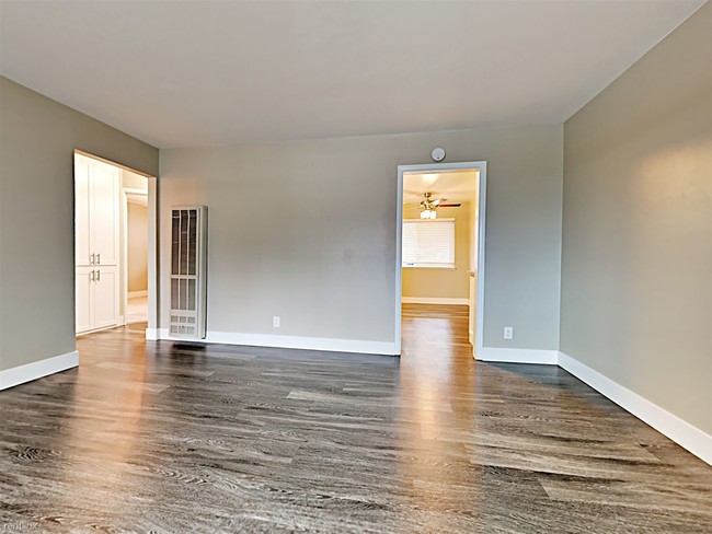 Building Photo - 2 br, 1 bath  - 1025 35th Ave Apt 7
