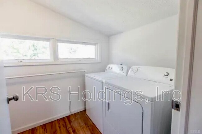 Foto del edificio - 103 Middleboro Pl