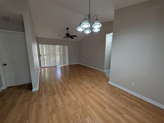 Foto del edificio - 5741 Riverside Dr