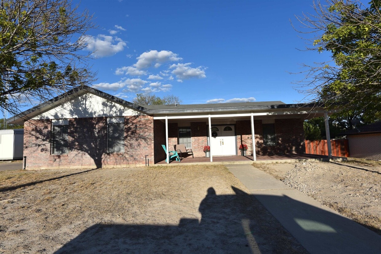 Primary Photo - 106 Rawhide Trail