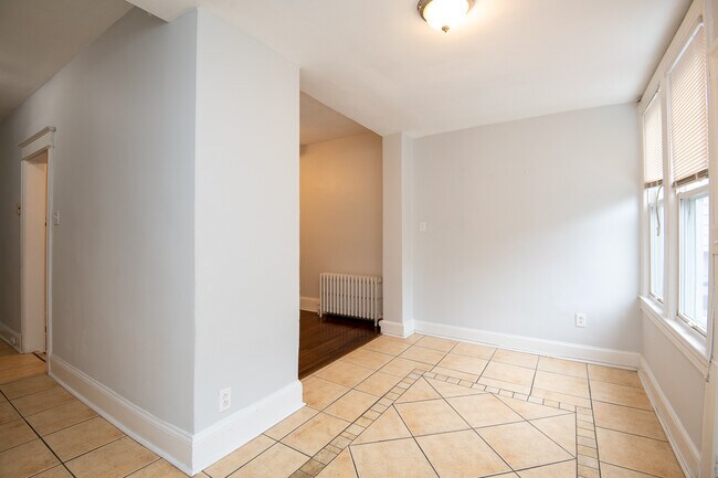Building Photo - 1335 D St NE