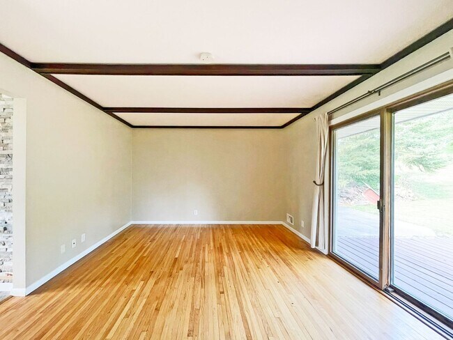 Foto del edificio - Spacious Redone Rambler with Huge 1/2 Acre Yard, Deck, Patio, Primary Suite, 3-BRs on Main Level ...