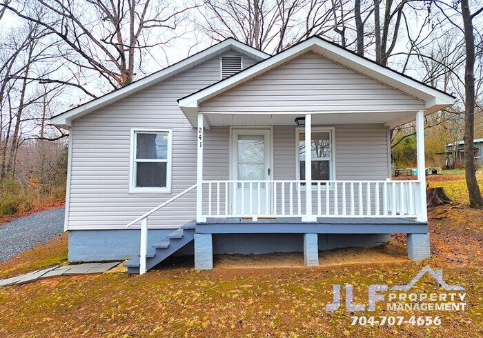 Foto principal - Completely Updated 2 Bed/ 1 Bath Ranch in ...