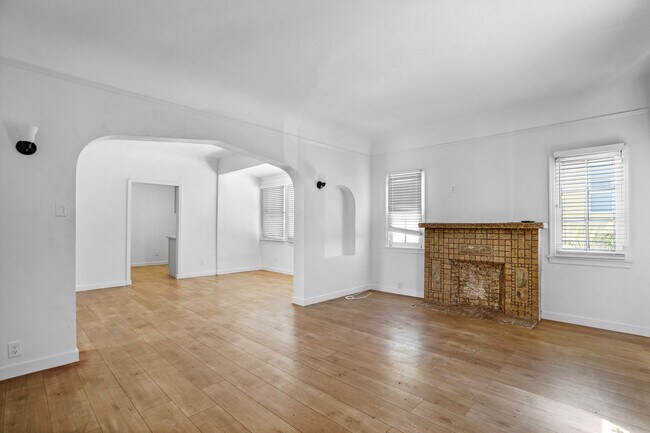Building Photo - 7465 Oakwood Ave