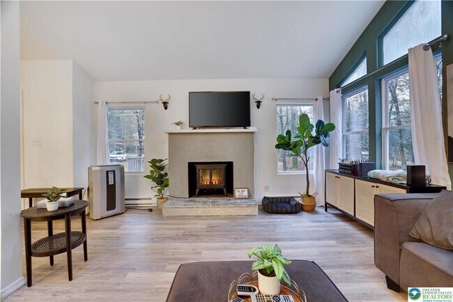 Foto del edificio - 421 King Arthur Rd