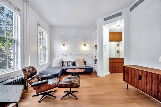 Foto del edificio - 290 W 11th St