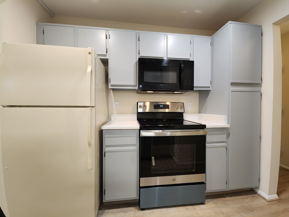 Kitchen with new range - 7908 Pearlbush Dr (Gaithersburg, MD)