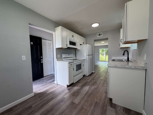 Building Photo - Downstairs unit available July 15th!