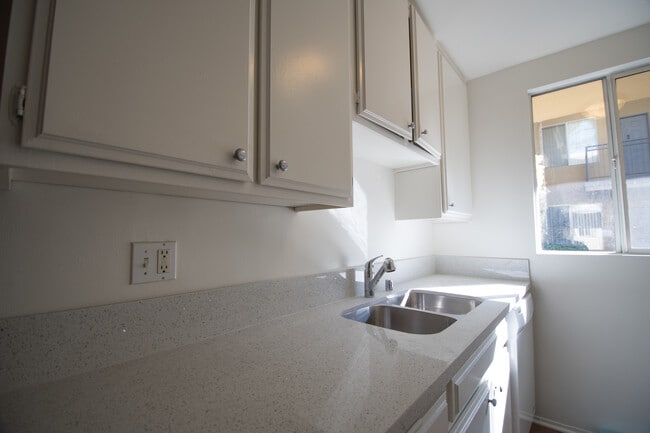 Foto del edificio - 4565 Hazeltine Ave