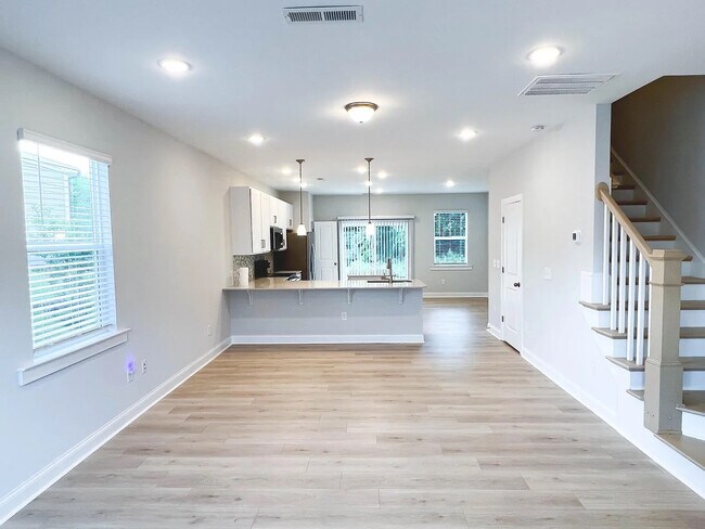 Foto del edificio - Room in Townhome on Old Grove Ln