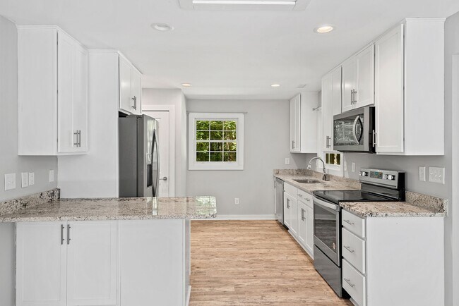 Foto del edificio - Charming and Convenient Ranch in SW Durham...