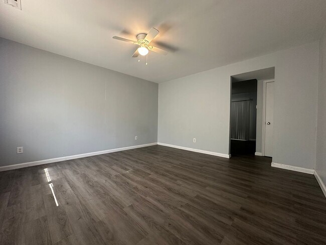 Building Photo - Coming Soon! Townhouse in Jacksonville