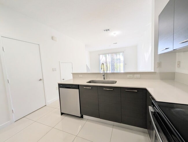 Building Photo - Gorgeous 2BR/2.5BA Townhouse in Gated Community – Lauderhill