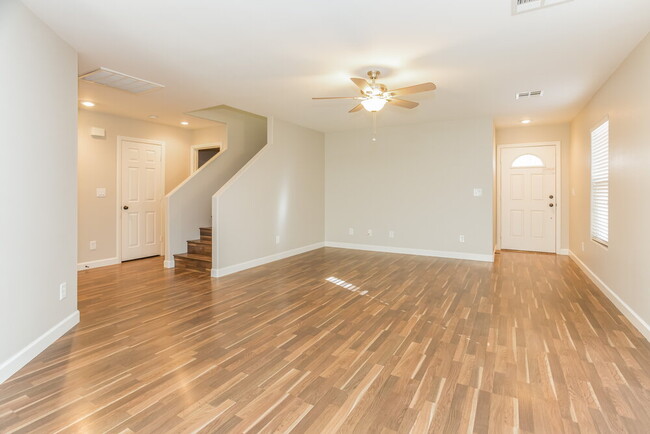 Foto del edificio - 5041 Diamond Ranch Ave
