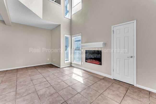 Building Photo - 930 E Primrose St