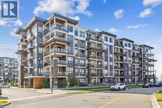 Building Photo - 10 Esplanade Ln