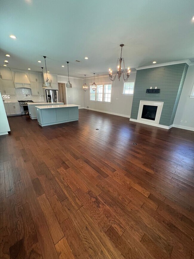 Building Photo - 3 bed/2 bath Downtown Dream Home !!