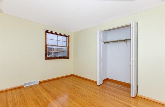 Building Photo - 255 Zoerb Ave