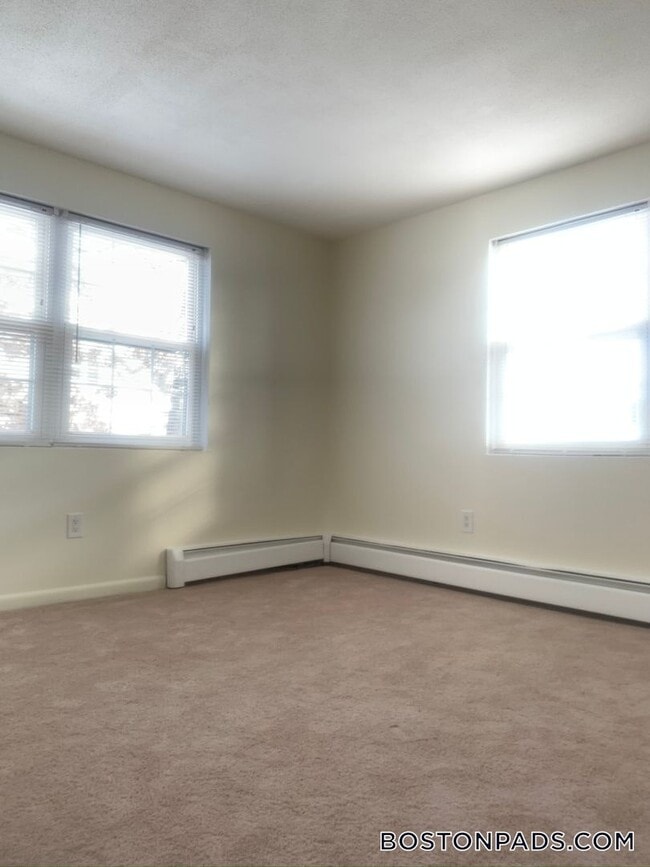 Building Photo - 71 Bernier St