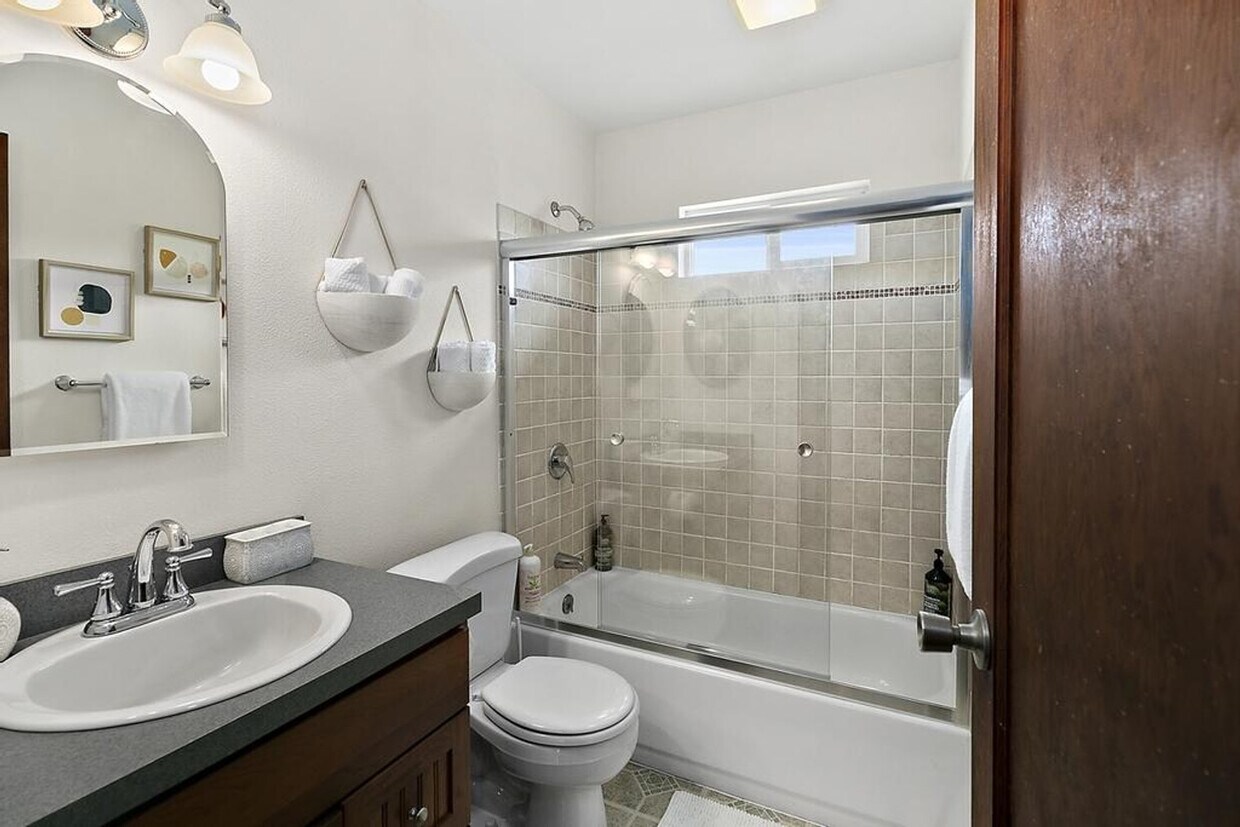 Building Photo - 126 E 43rd St