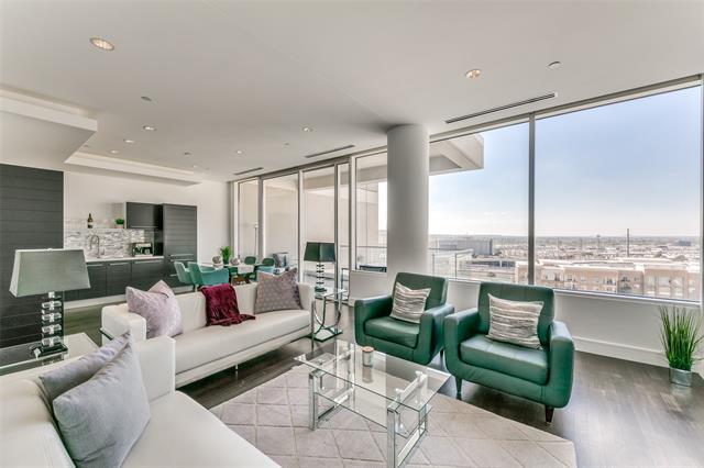 Foto del edificio - 2408 Victory Park Ln