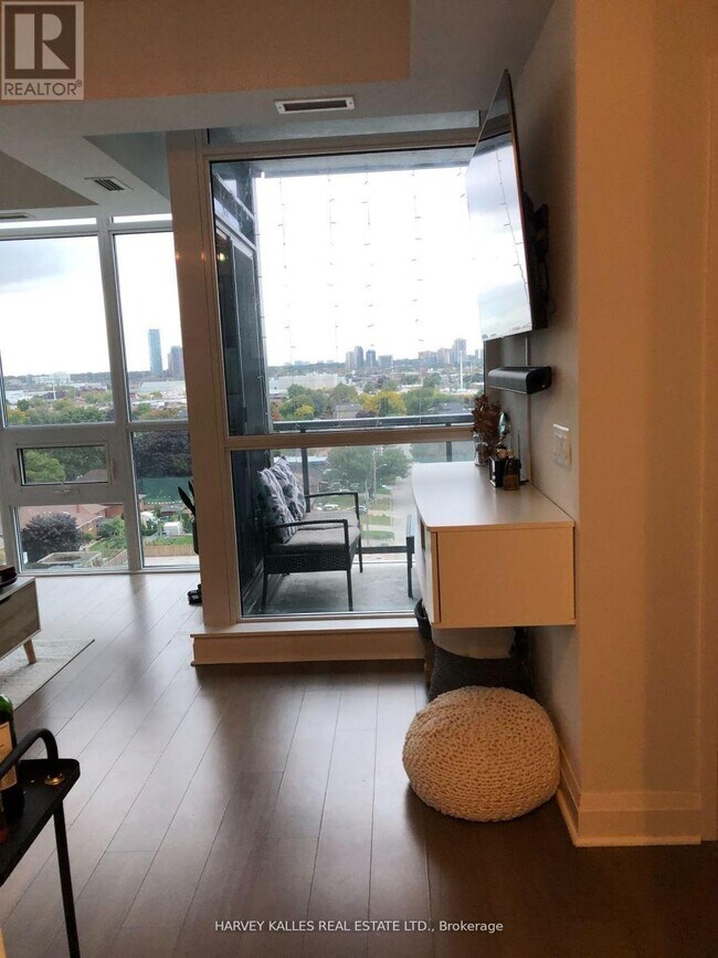 Photo du bâtiment - 1185 The Queensway