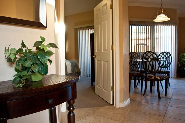 Foto del edificio - 10030 W Indian School Rd