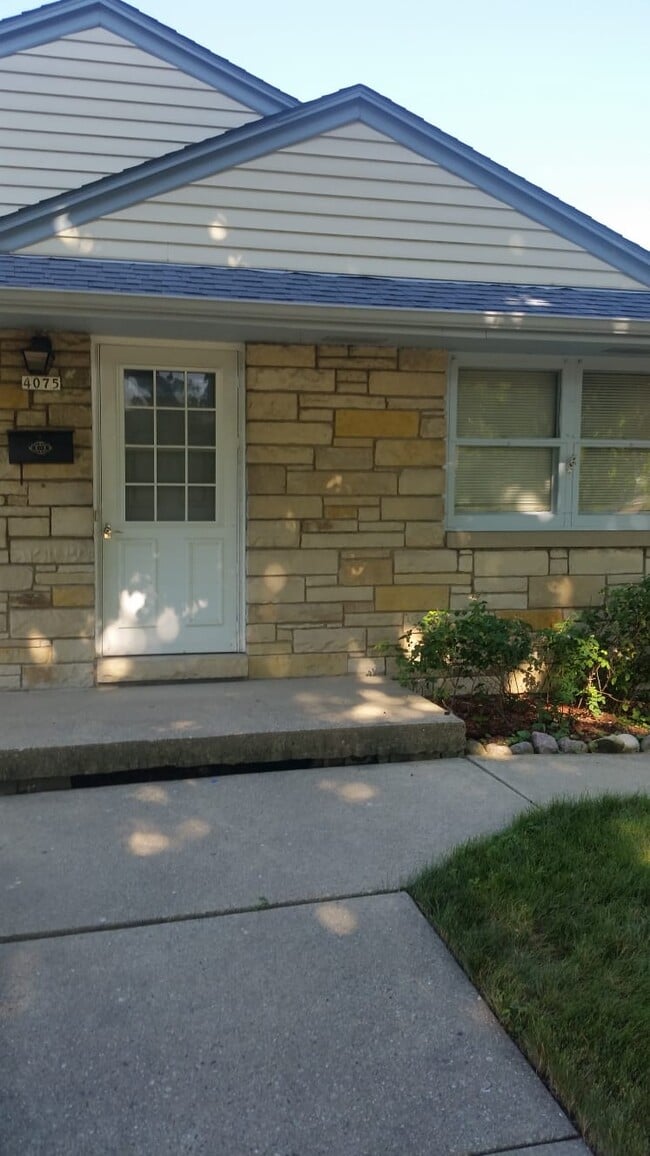 Building Photo - 4075 N 85th St