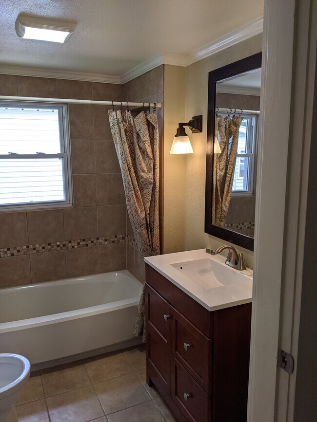 Master bath - 901 W Broadway St