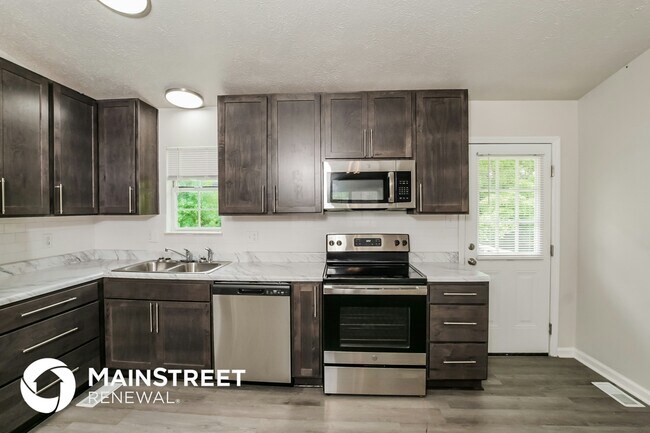 Foto del edificio - 5821 Whisper Wood Rd