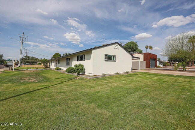 Building Photo - 1604 E Rancho Dr