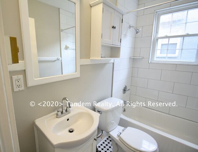 Building Photo - 1602 16th Ave S Apt 2
