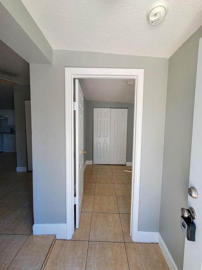 Foto del edificio - 1000 E Magnolia Ave