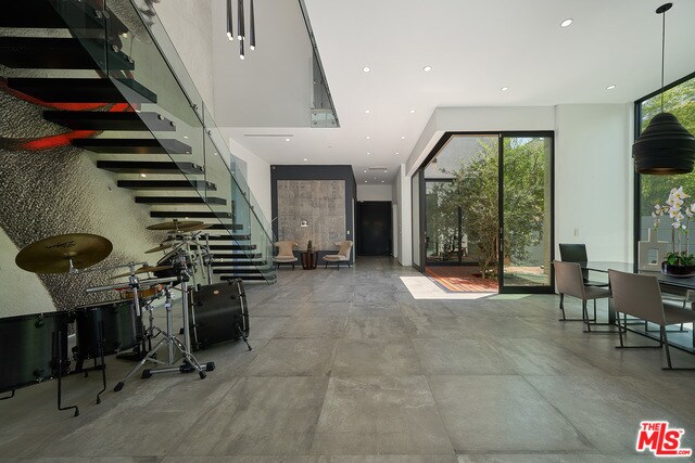 Building Photo - 415 N Martel Ave