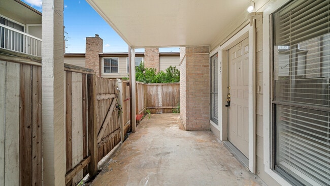 Building Photo - 2100 Wilcrest Dr