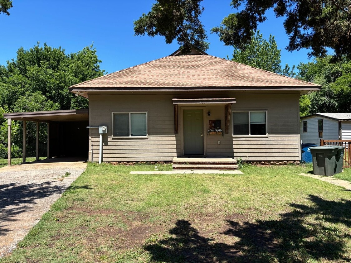 2 bedroom 1 bathroom house in Downtown Edmond with central heat and air and washer/dryer hookup - 2 bedroom 1 bathroom house in Downtown Edmond with central heat and air and washer/dryer hookup