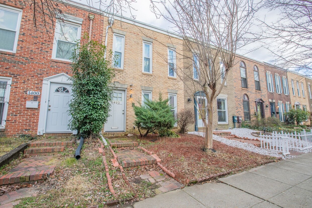 Foto principal - Beautiful 2 BR/1.5 BA Townhome in Southwes...