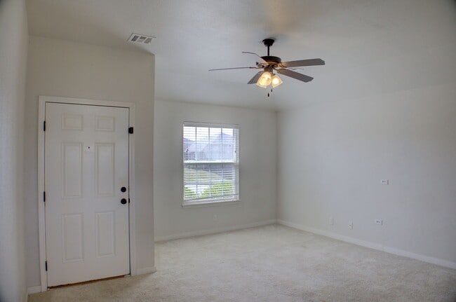 Building Photo - Coming Soon! 3 bed/2 bath!