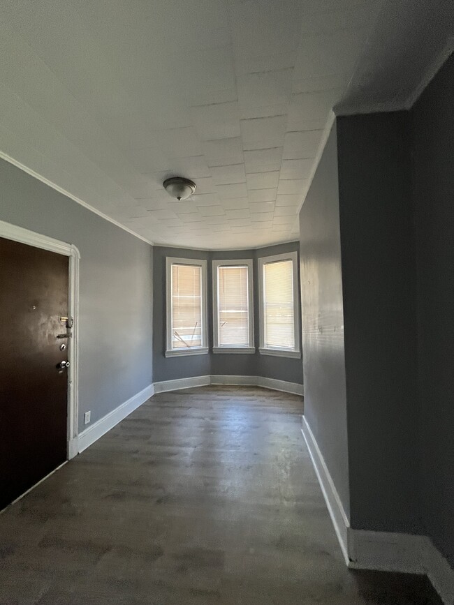 Building Photo - 56 Rose Ave