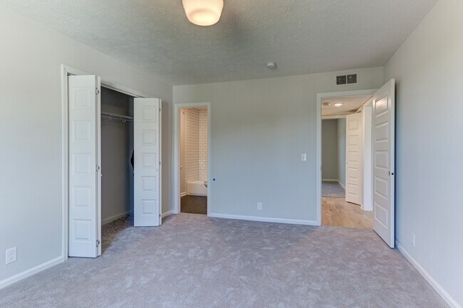 Foto del edificio - 606 Newhall Dr