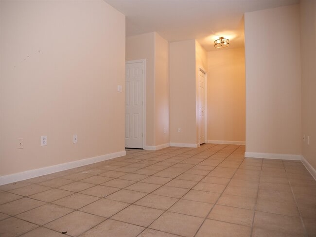 Foto del edificio - 2445 Monarch Dr