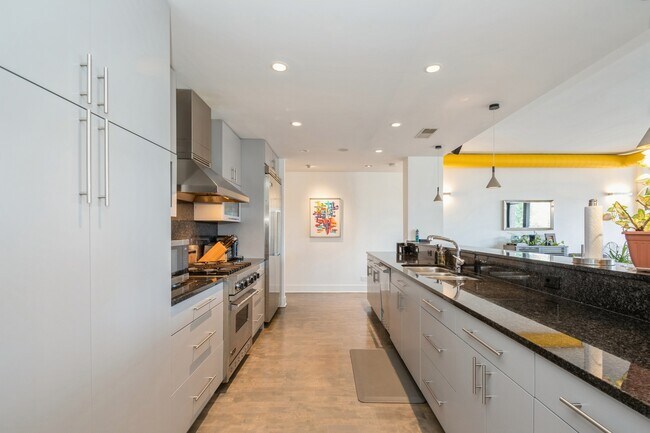 Building Photo - 3310 N Halsted St