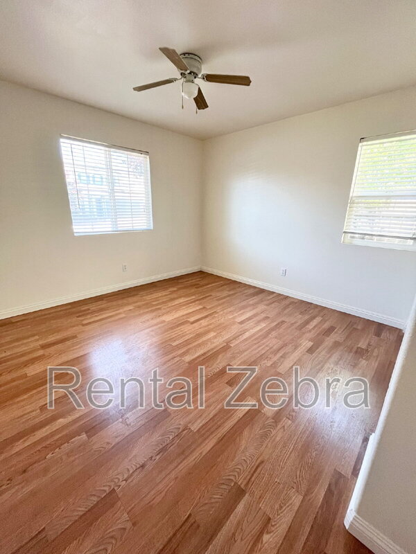 Foto del edificio - 1366 Riverside Ct