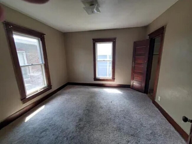 Building Photo - 1240 S Float Ave
