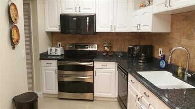 Building Photo - 625 Oaks Dr