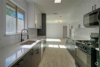 Building Photo - 5301 Gladstone Dr